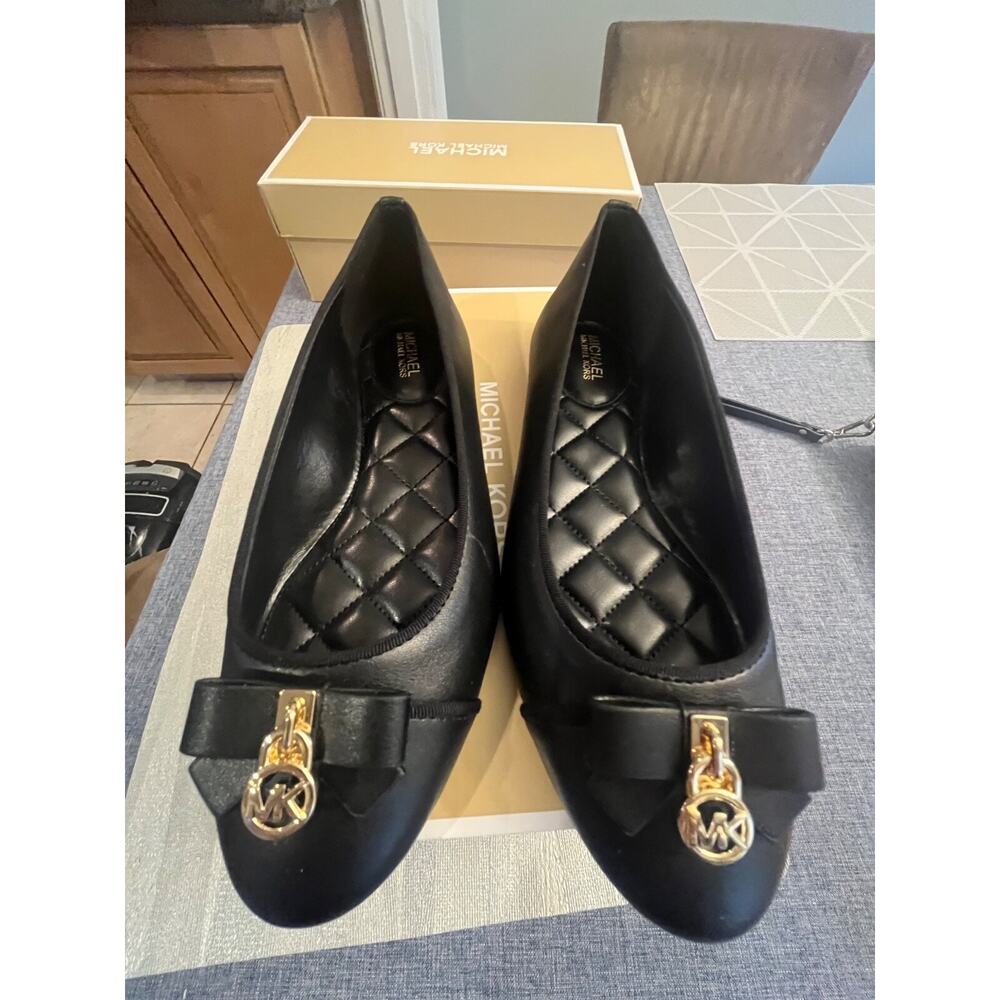 MICHAEL KORS “HONEY” CLASSIC BLACK BALLET FLAT, LITTLE BOW AND GOLD LOGO SIZE 6